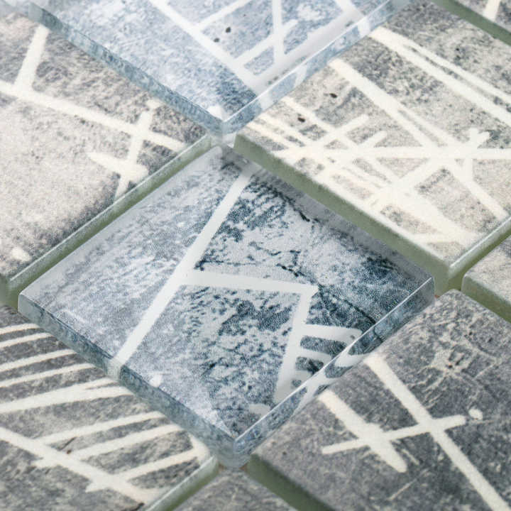 Gạch mosaic xám với họa tiết đường kẻ trắng ngẫu nhiên phủ trên bề mặt.