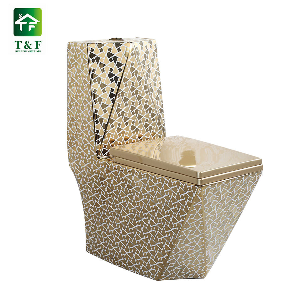 Bồn cầu màu vàng, họa tiết hình học trắng, bề mặt bóng loáng, thiết kế hiện đại.
