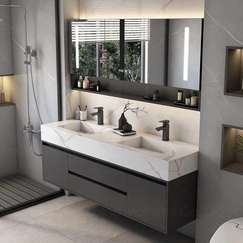 Phòng tắm hiện đại với bồn rửa đôi, vòi sen, gương lớn, màu xám và trắng, có cây trang trí.