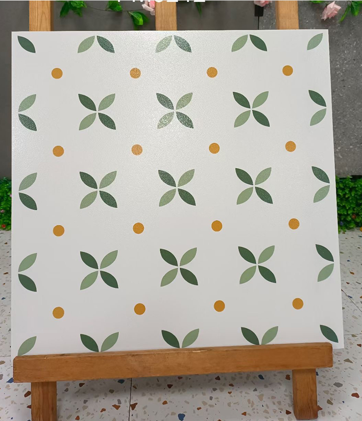 Gạch lát trắng có hoa văn lá xanh và chấm tròn vàng, đặt trên giá vẽ gỗ.