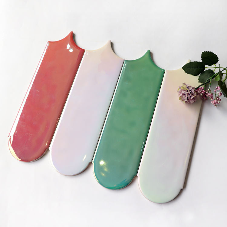 Bốn viên gạch dài màu đỏ, trắng, xanh lá, hồng nhạt cạnh hoa tím và lá xanh.