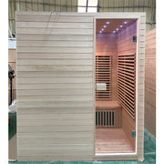 Phòng xông hơi gỗ sáng màu, cửa kính, đèn LED trên trần, nội thất gỗ sọc ngang.