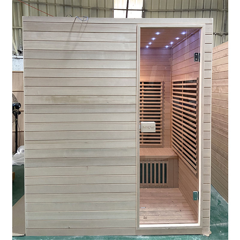 Phòng xông hơi gỗ sáng màu, cửa kính, đèn LED trên trần, nội thất gỗ sọc ngang.