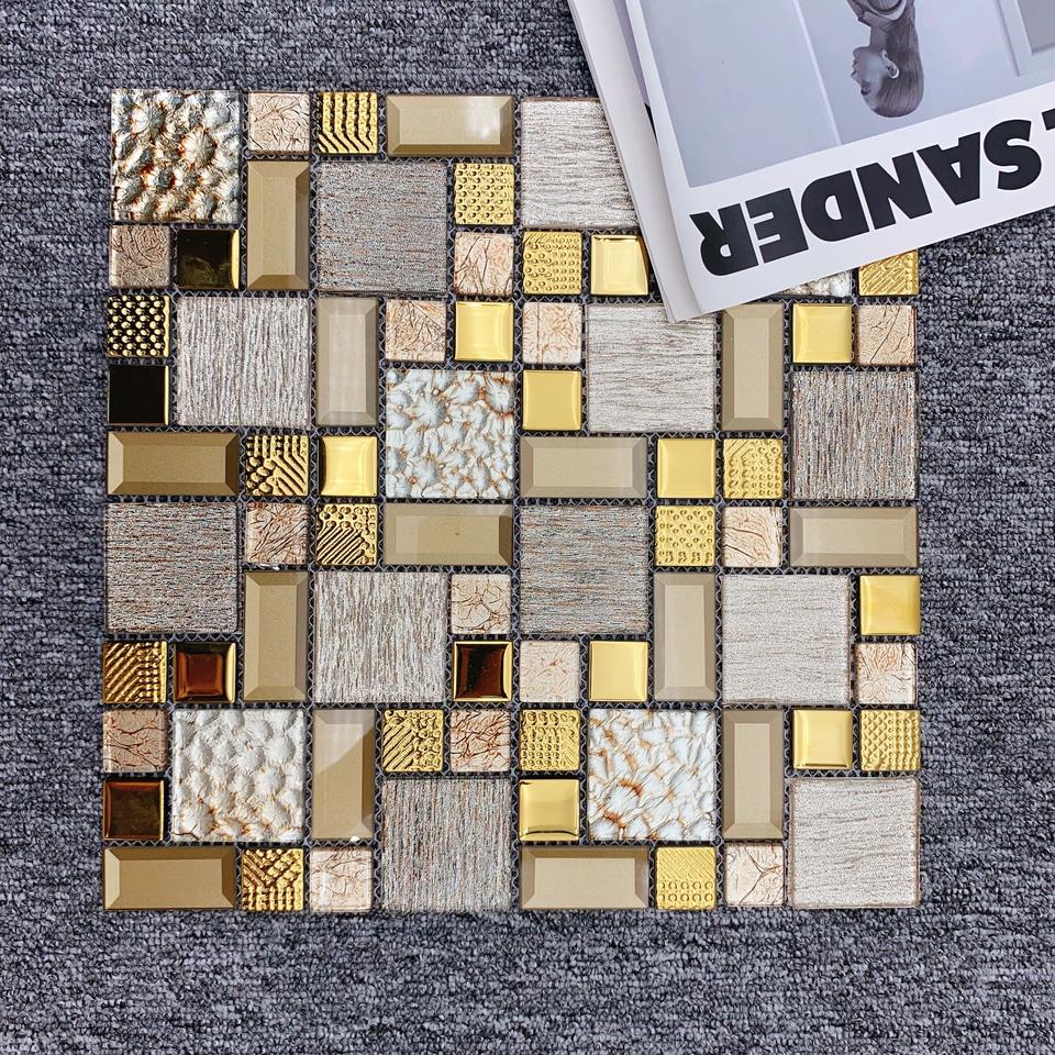 Gạch mosaic vuông màu vàng, nâu, trắng trên nền thảm xám, cạnh đó là một tờ tạp chí.