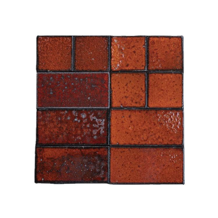 Gạch mosaic hình chữ nhật, màu đỏ và nâu, xếp thành 4 hàng, có bề mặt bóng loáng.