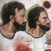 Ghép tranh mosaic hai người đàn ông râu đen, mặt nghiêng, với nền màu nâu và xanh.