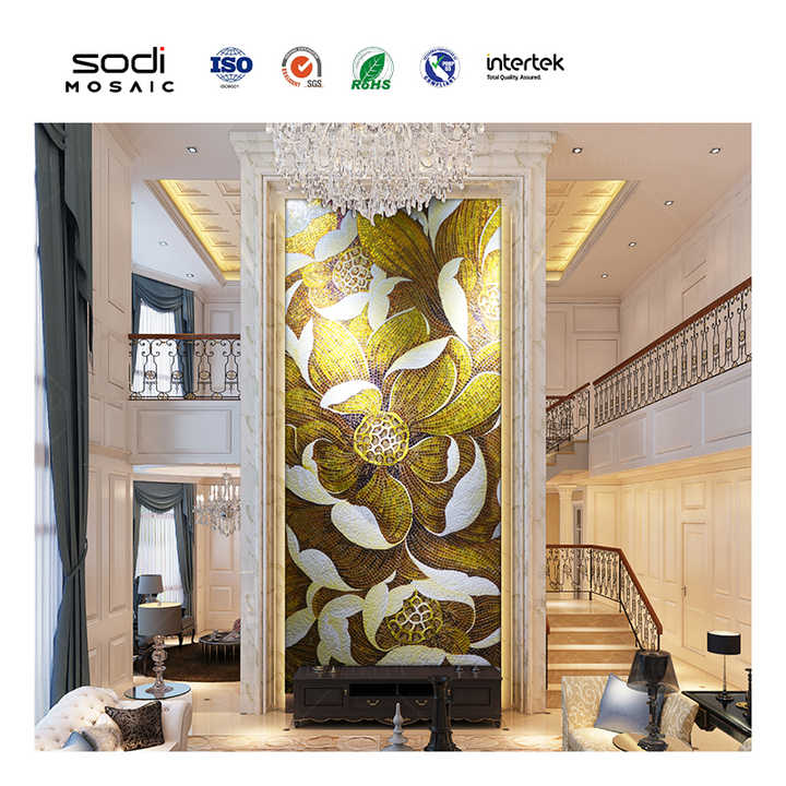 Bức tường trang trí họa tiết hoa lớn màu vàng, trắng trong phòng khách sang trọng.