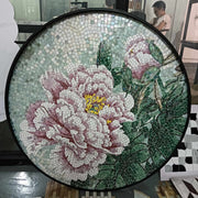 Khung tranh tròn, hoa mẫu đơn ghép từ mảnh ghép nhỏ, màu hồng, trắng, lá xanh đậm.