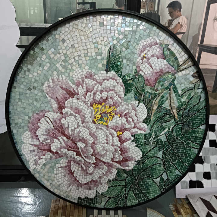 Khung tranh tròn, hoa mẫu đơn ghép từ mảnh ghép nhỏ, màu hồng, trắng, lá xanh đậm.