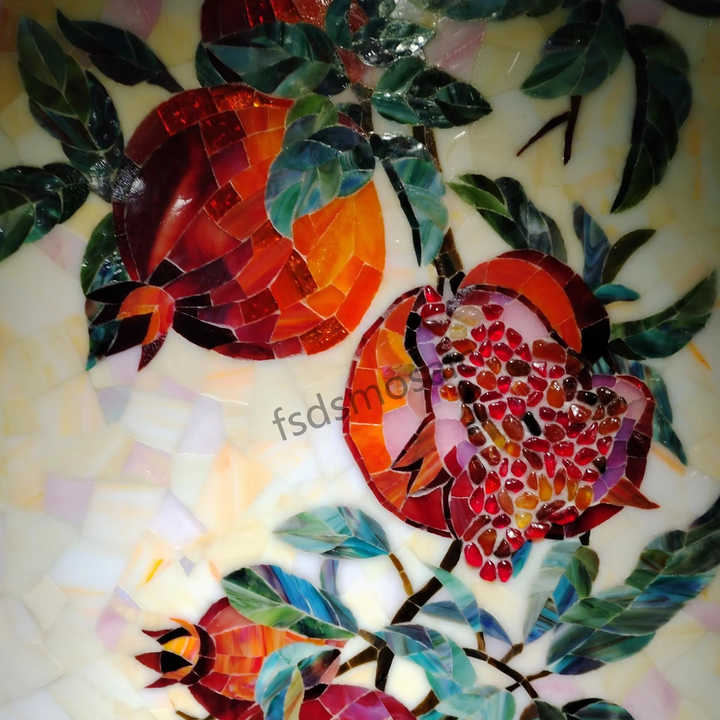Tranh ghép mosaic quả lựu đỏ, lá xanh trên nền sáng.
