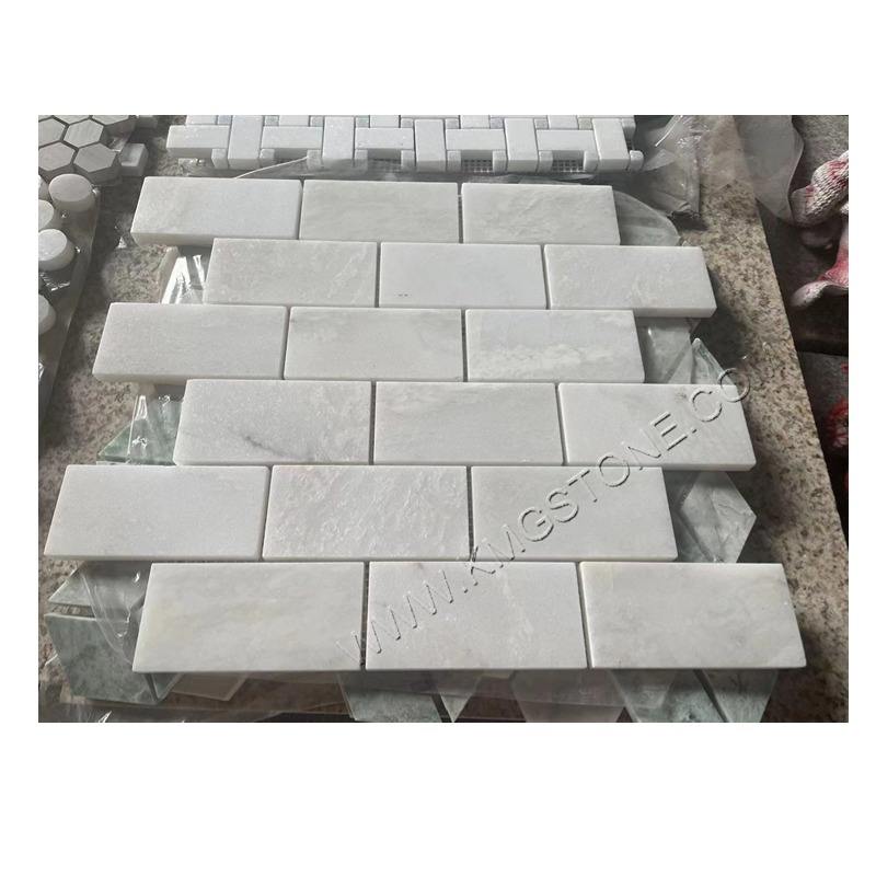 Gạch trắng hình chữ nhật xếp xen kẽ, bề mặt nhẵn và màu sáng.