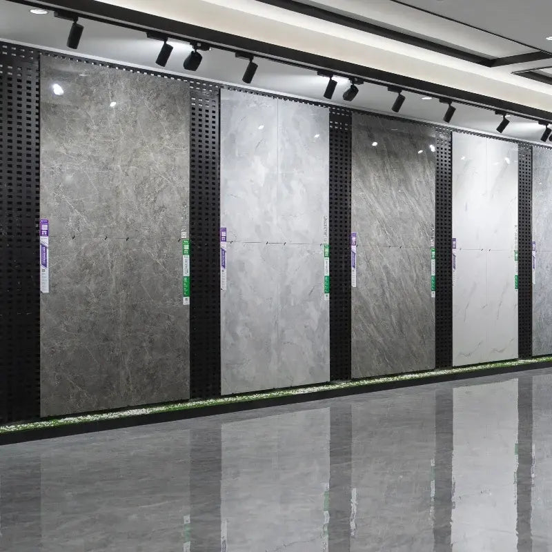 Các tấm gạch lát lớn màu xám và trắng được trưng bày trên tường với ánh sáng chiếu từ trên xuống.