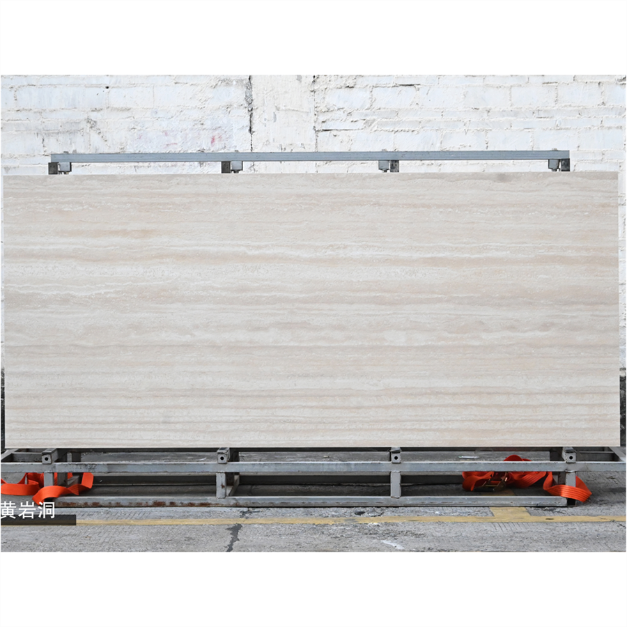 Tấm đá màu beige nhạt với vân ngang, đặt trên khung kim loại, có dây đai màu cam.