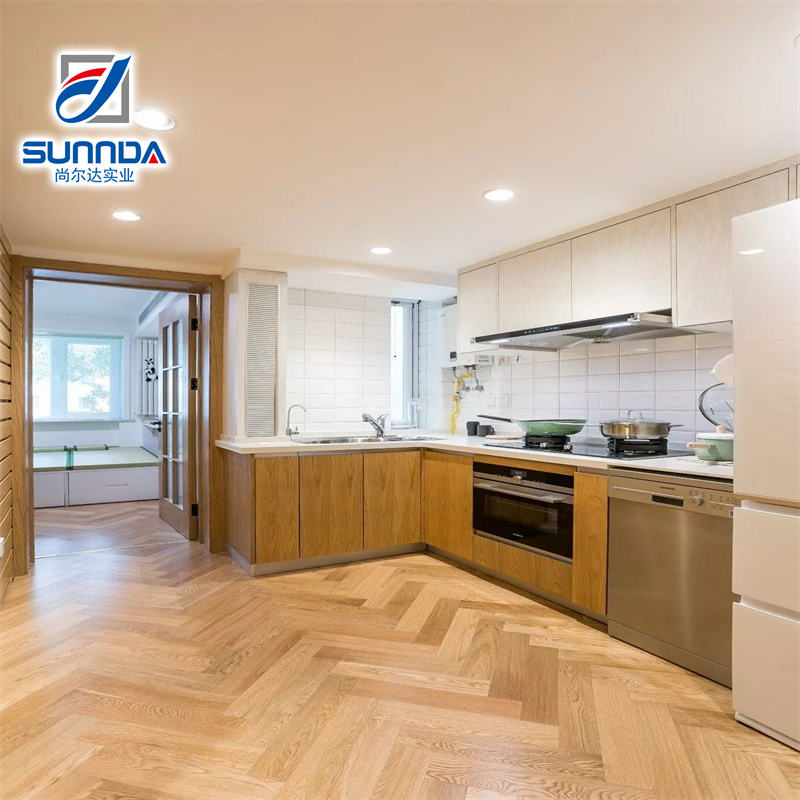 Nhà bếp hiện đại với tủ gỗ, sàn gỗ sáng, tường trắng, và thiết bị inox.