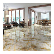 Phòng khách rộng, sàn đá hoa vàng, cửa kính lớn, nội thất gỗ, bàn ăn và đèn chùm hiện đại.