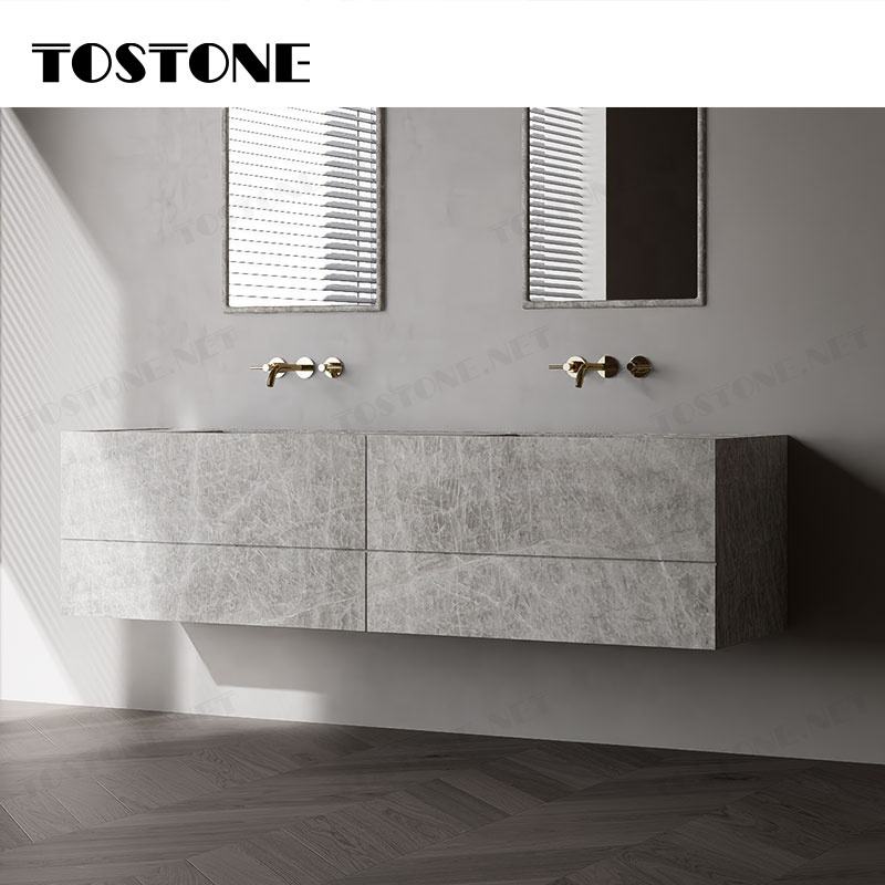 Tủ lavabo treo tường màu xám, mặt trên có hai vòi nước kim loại, sàn gỗ tối màu.