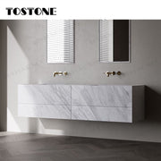 Tủ lavabo treo tường màu trắng vân đá, hai vòi nước vàng, hai gương hình chữ nhật.
