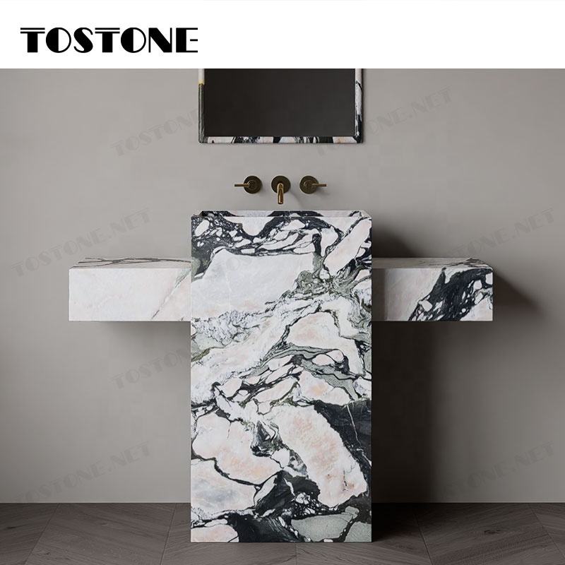 Bồn rửa đá cẩm thạch trắng đen, tường xám, vòi đồng, gương vuông.