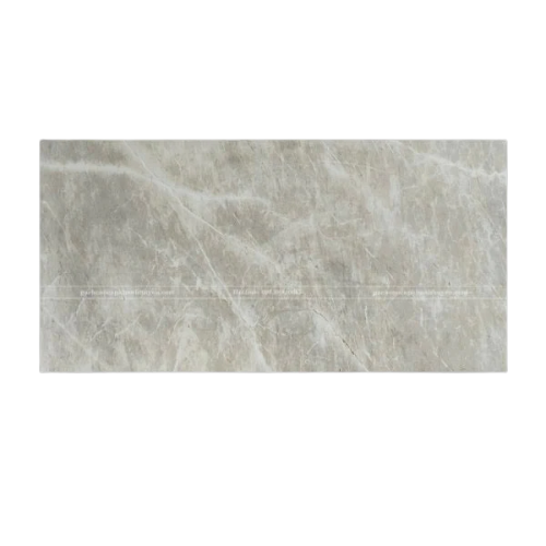 Tấm đá cẩm thạch xám nhạt với vân trắng, bề mặt bóng loáng, hình chữ nhật.
