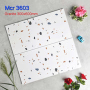 Gạch granite trắng đốm nâu, đen; cạnh hoa hồng, cỏ xanh và xe đồ chơi xanh dương.