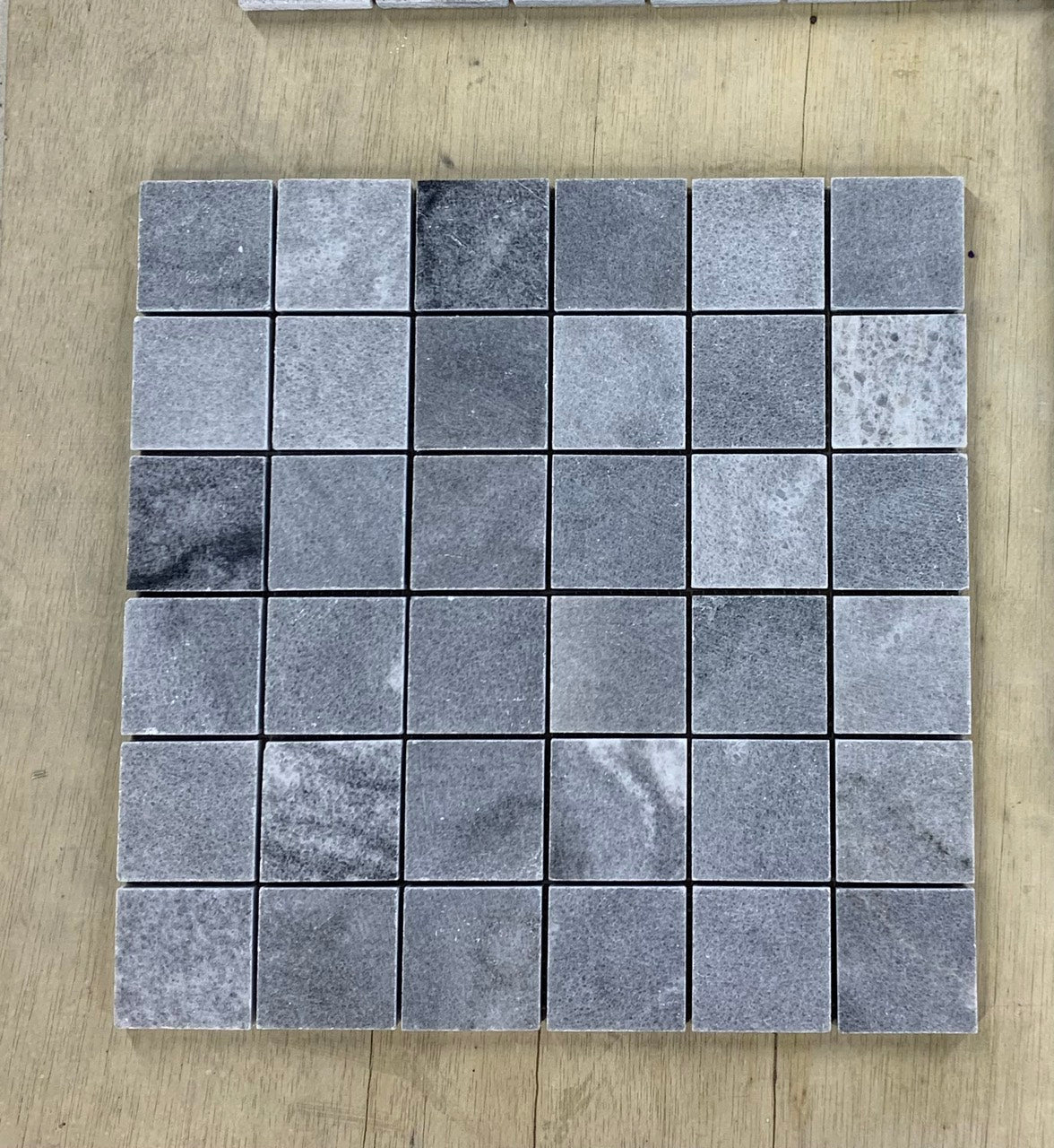 Mosaic đá đen NA mài bóng chip 48x48