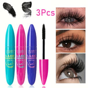 Ba tuýp mascara màu xanh, hồng, tím, với cọ chuốt mascara và hình ảnh mắt có lông mi dày.