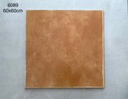 Gạch vuông màu nâu đất, kích thước 60x60cm, nền xám nhạt.