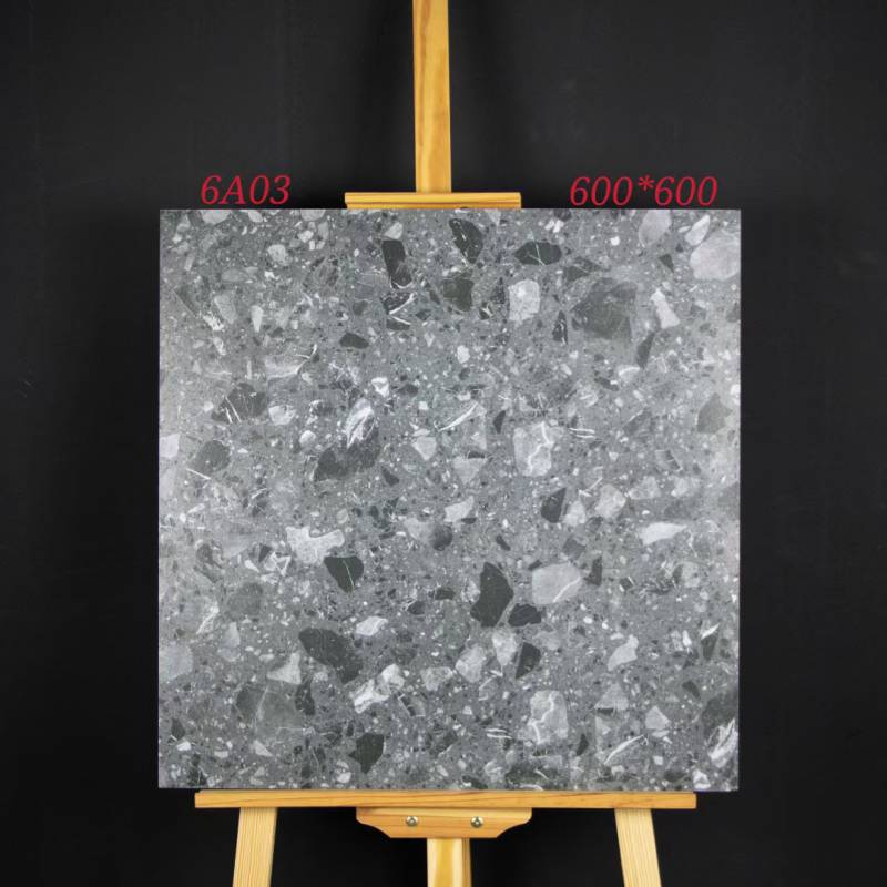 Gạch nền xám vân đá, kích thước 600x600, đặt trên giá vẽ gỗ nền đen.