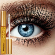 Cận cảnh mắt xanh với hàng mi dài cong, kế bên là cây mascara vỏ vàng.