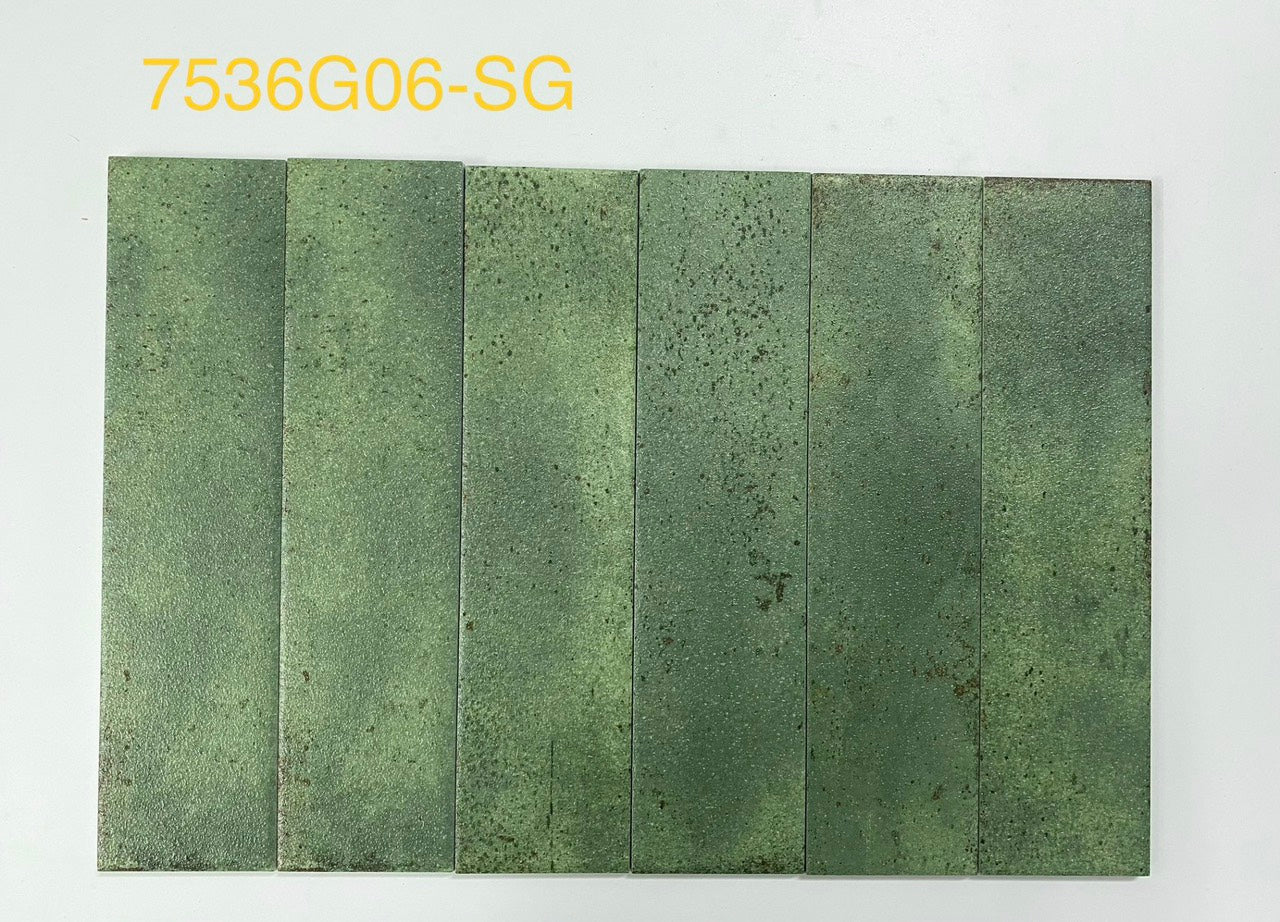 Sáu viên gạch màu xanh lá cây, bề mặt nhám, có nhiều đốm nâu, mã 7536G06-SG màu vàng.
