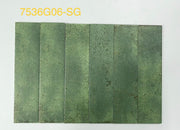 Sáu viên gạch màu xanh lá cây, bề mặt nhám, có nhiều đốm nâu, mã 7536G06-SG màu vàng.