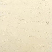 Bề mặt tường màu kem nhạt có kết cấu thô, với các vết sần nhỏ và lồi lõm đều.