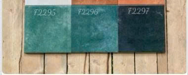 Ba mẫu gạch màu xanh lá và xanh đen đặt trên nền gỗ, có mã T2295, T2296, T2297.