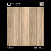 Sáu ván gỗ màu nâu nhạt, vân tự nhiên, kích thước 200x1000mm, nền đen.