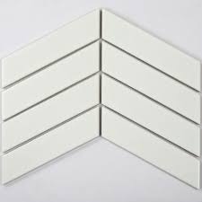 Gạch xếp hình chữ V màu trắng, sáu mảnh, tạo thành hai hàng đối xứng trên nền xám nhạt.