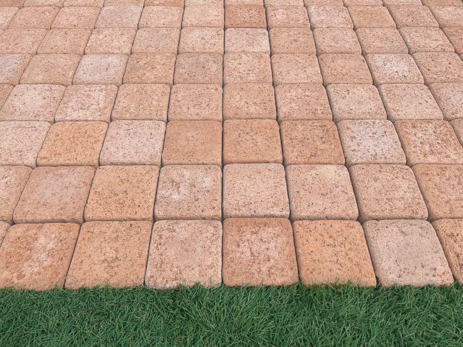 Gạch hai màu lát sân vườn ngoài trời bê tông đỏ vuông mỏng 30mm 98x98mm, mẫu P12-11, xuất xứ Nhật Bản, đang giảm giá
