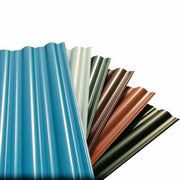 Tấm tôn sóng màu xanh, trắng, nâu, cam, và xám, ánh kim loại, xếp chồng lên nhau.