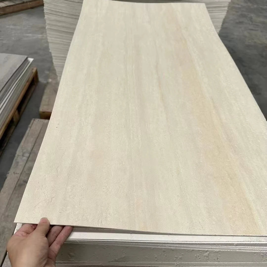 Tấm ván gỗ màu be nhạt, người cầm một góc, xếp chồng nhiều tấm phía sau.