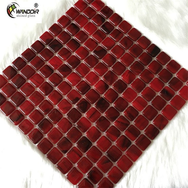 Khung gạch đỏ sẫm bóng trên nền trắng, sắp xếp thành ô vuông đều nhau.