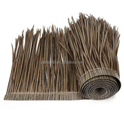 Cuộn lá nhân tạo màu nâu đậm nhạt xen kẽ, tua rua ở phần trên, cuộn tròn ở phần dưới.