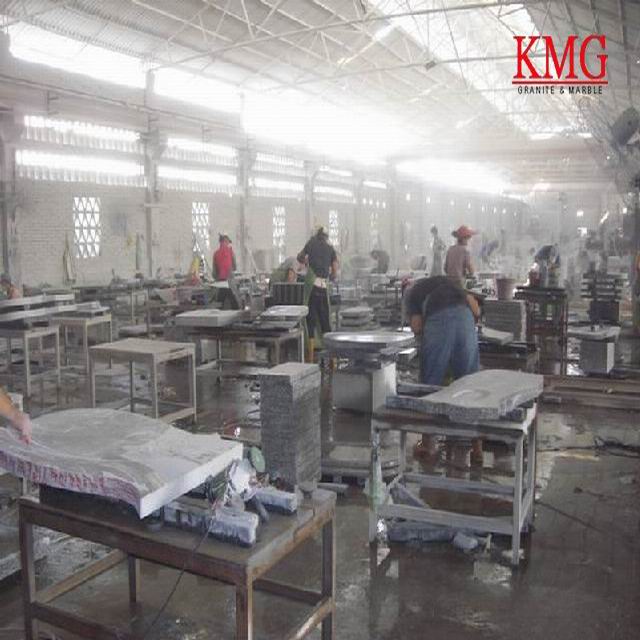 Bia mộ đá granite phong cách Ba Lan hiện đại, kiểu Mỹ, họa tiết hoa và chậu hoa