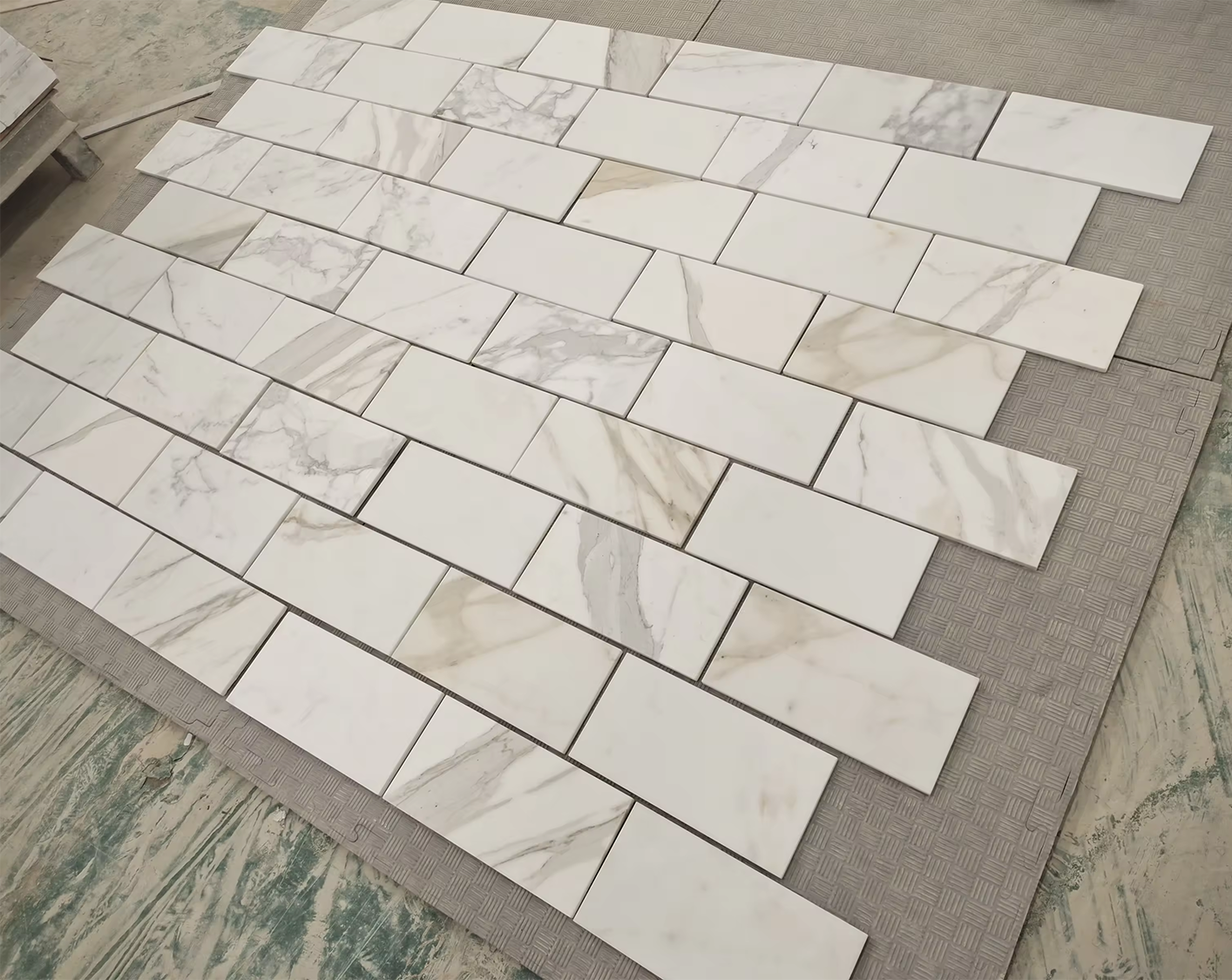 Centurymosaic Gạch Trắng Đánh Bóng Đá Tự Nhiên Cẩm Thạch Calacatta Vàng Gạch Mosaic Kiểu Tàu Điện Ngầm