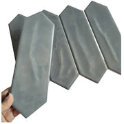 Bốn viên gạch màu xám hình lục giác kéo dài, bề mặt bóng, xếp cạnh nhau.