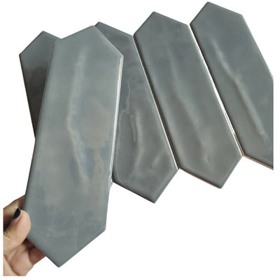 Bốn viên gạch màu xám hình lục giác kéo dài, bề mặt bóng, xếp cạnh nhau.
