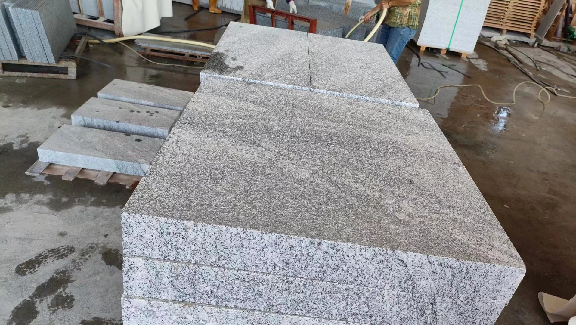 Gạch lát đường chống trượt đá granite xám đen