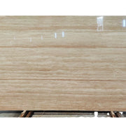 Tấm đá marble màu be với vân ngang mờ, bề mặt bóng loáng.