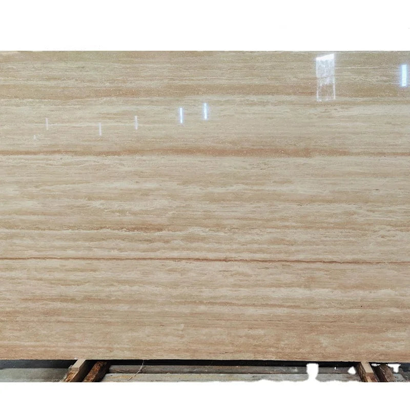 Tấm đá marble màu be với vân ngang mờ, bề mặt bóng loáng.