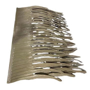 Nhiều lá khô xếp lớp, màu nâu, bề mặt bóng nhẹ, cạnh sắc nhọn.