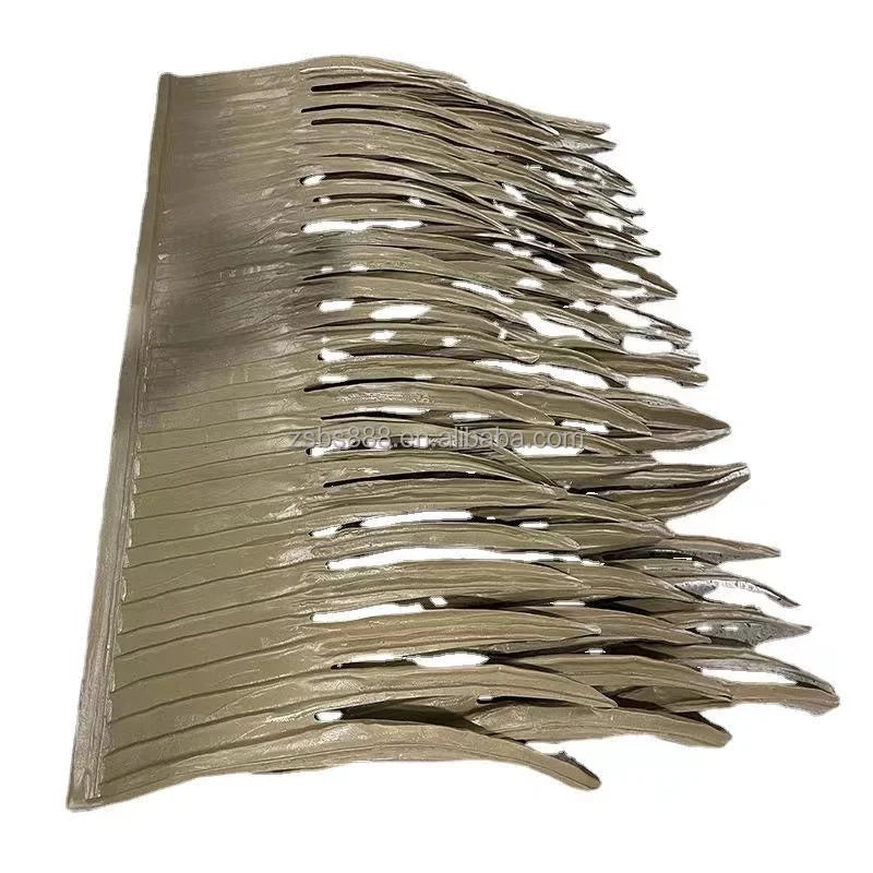 Nhiều lá khô xếp lớp, màu nâu, bề mặt bóng nhẹ, cạnh sắc nhọn.