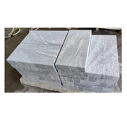 Các khối đá granit xám, bề mặt nhẵn và vân đá tự nhiên, xếp chồng lên nhau.